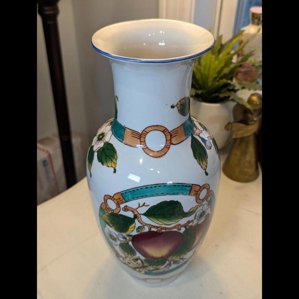 VINTAGE CHINESE PORCELAIN CERAMIC VASE APPLES AND BUTTERFLIES EXCELLENT... - Picture 3 of 7